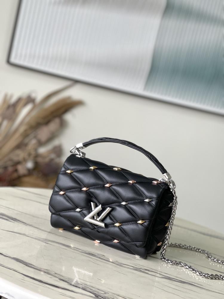 M24151 blackThis GO14 medium handbag features a prominent Mallettage pattern on quilted sheepskin leather once again confirming the brands exquisite
