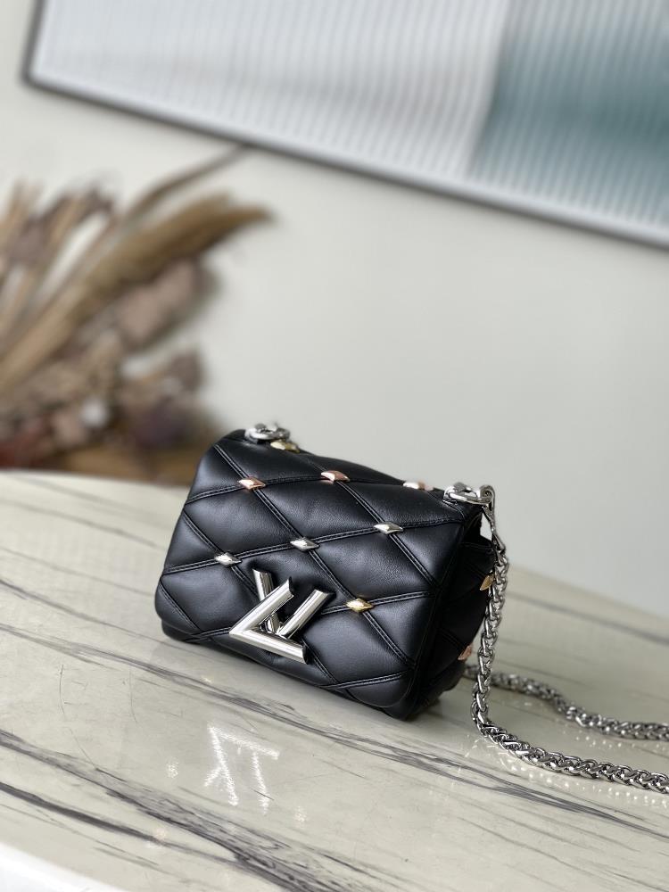 M24246 blackThis Pico GO14 handbag is made of soft sheep leather and features a quilted pattern to commemorate the Mallettage lining design of Louis V