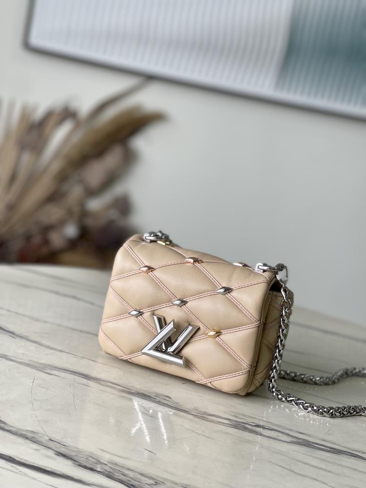 M24246 ApricotThis Pico GO14 handbag is made of soft sheep leather and features a quilted pattern to commemorate the Mallettage lining design of Louis