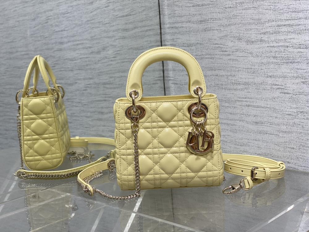 Light yellow spotOriginal leather with sheep tendon velvet lining Classic Lady Daifei bag a musthave three compartment small bag for everyone Charm