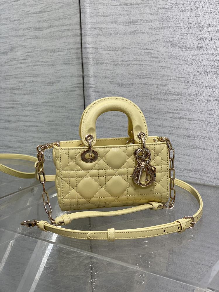 Mini light yellow spotThe 2023 styles of the original leather with cashmere DJoy bag sheepskin are indeed reincarnation They return to a medieval Dia