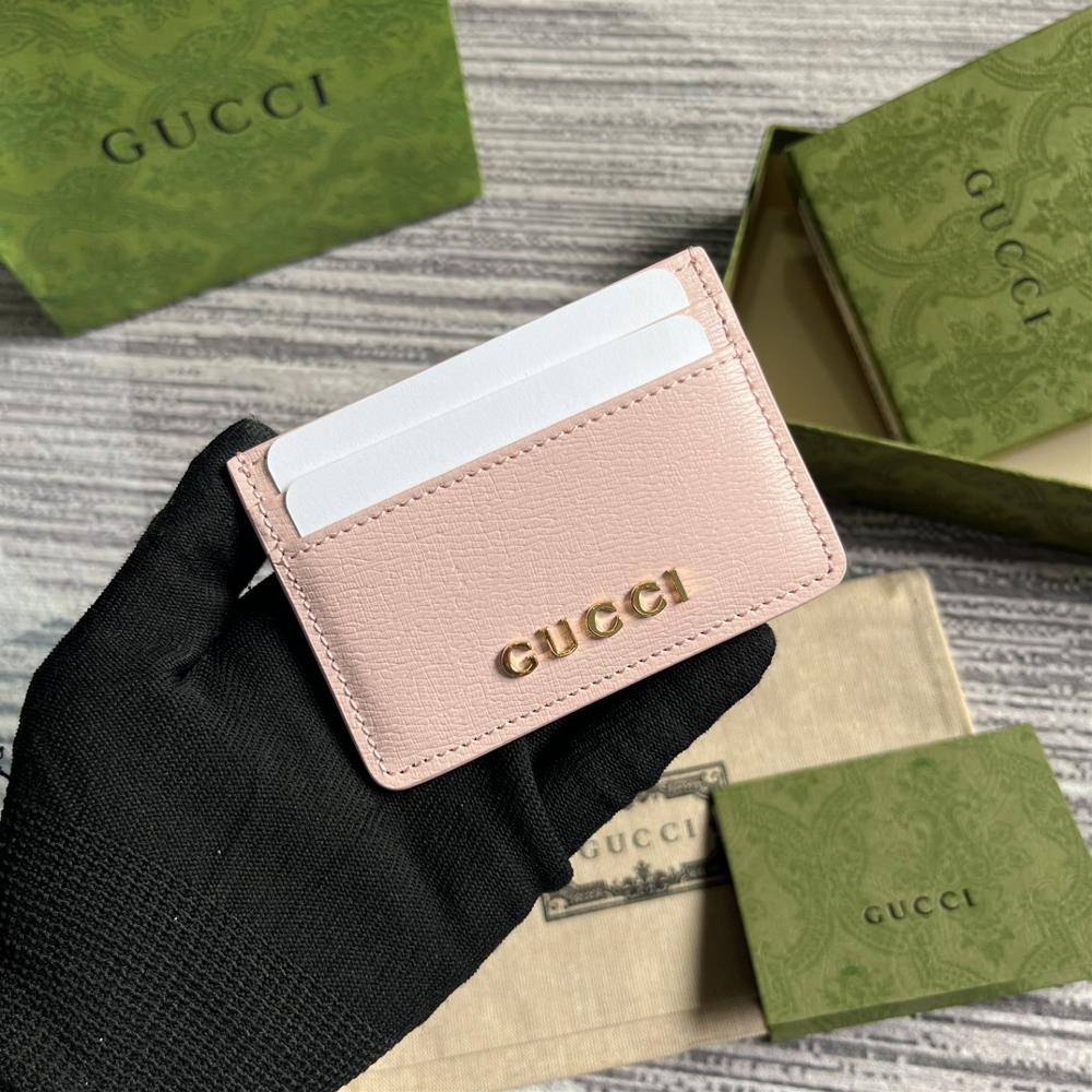 Comes with a complete set of decorative handwritten Gucci logo card clips Exploring selfexpression through unrestricted possibilities has become t