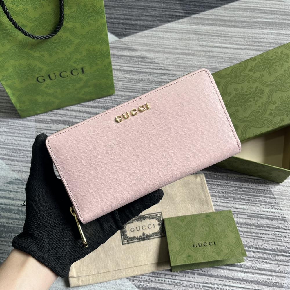 Comes with a complete set of handwritten Gucci logo long clip wallets Exploring selfexpression through unrestricted possibilities has become the s