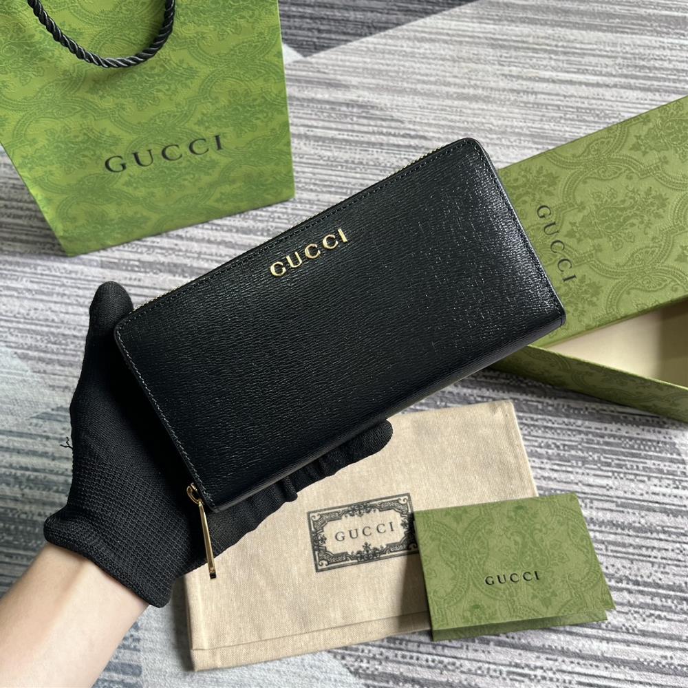 Comes with a complete set of handwritten Gucci logo long clip wallets Exploring selfexpression through unrestricted possibilities has become the s