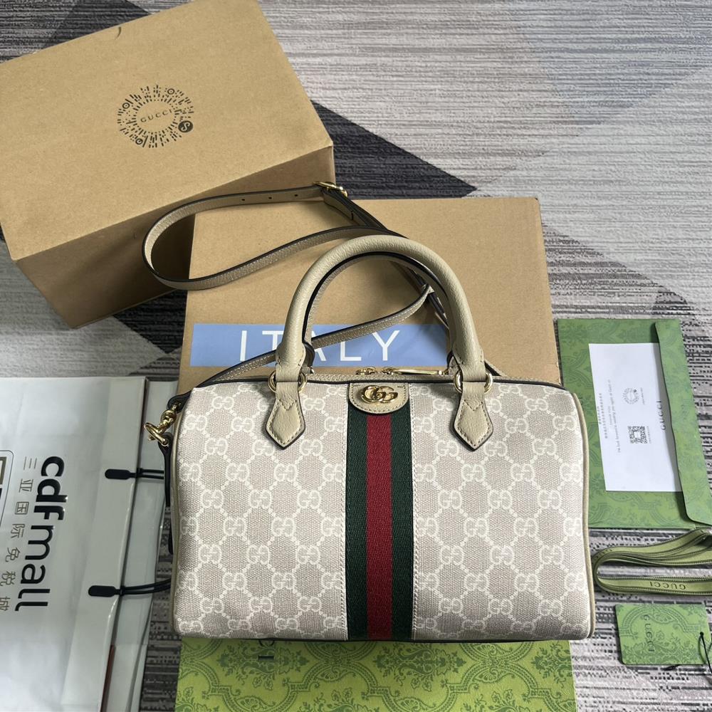 As a classic of the brand GG Supreme canvas has become an iconic fabric in Guccis design world accompanied by a complete set of packaging This f