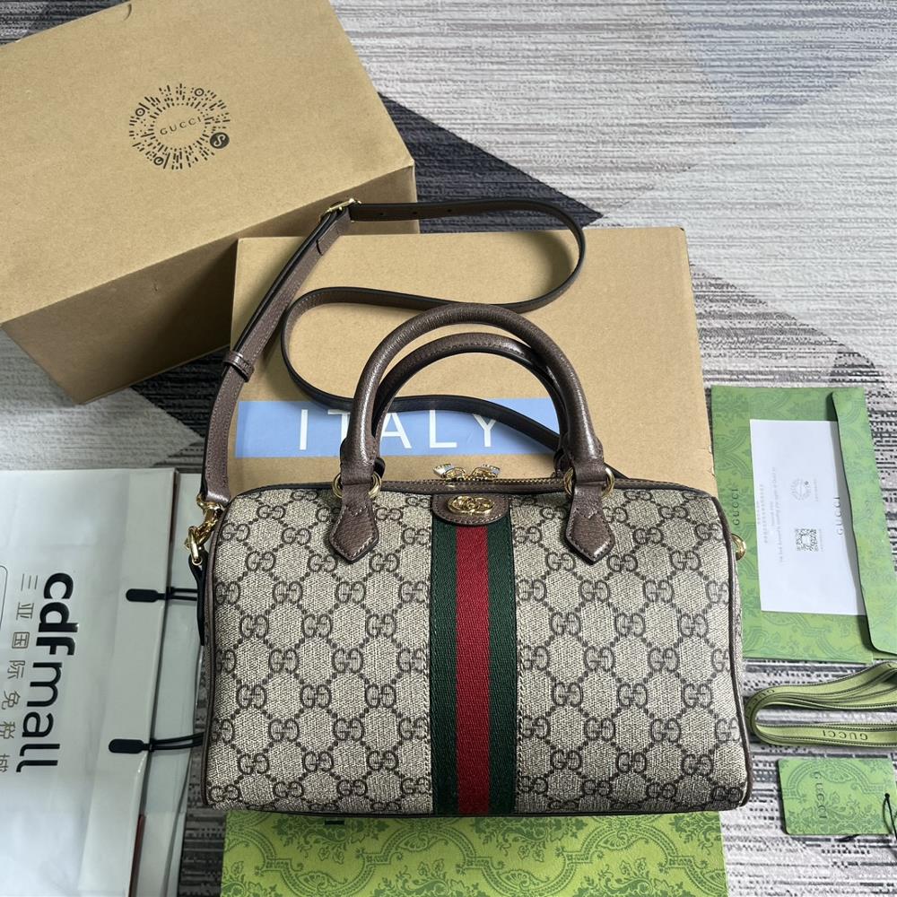 As a classic of the brand GG Supreme canvas has become an iconic fabric in Guccis design world accompanied by a complete set of packaging This f