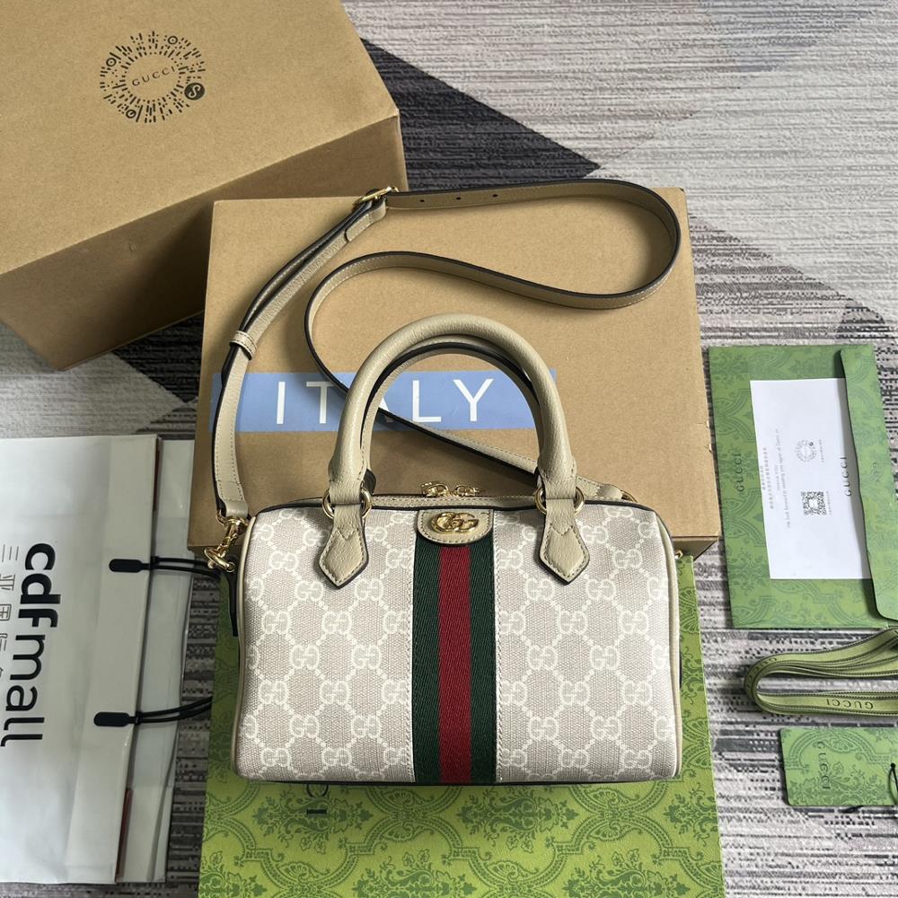 As a classic of the brand GG Supreme canvas has become an iconic fabric in Guccis design world accompanied by a complete set of packaging This f
