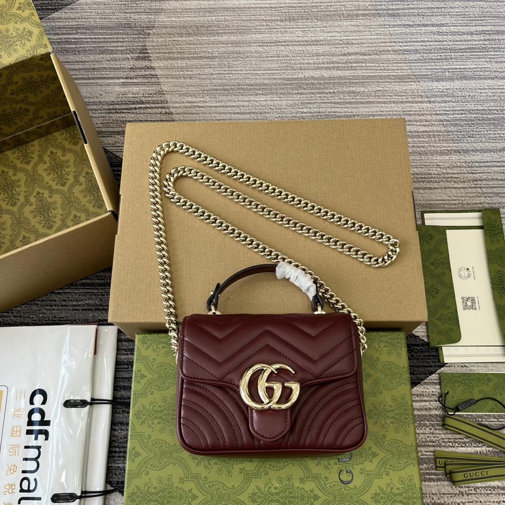 Complete packaging with GG Marmont series mini handbagThe GG Marmont series showcases a new silhouette with classic color schemes showcasing the ch