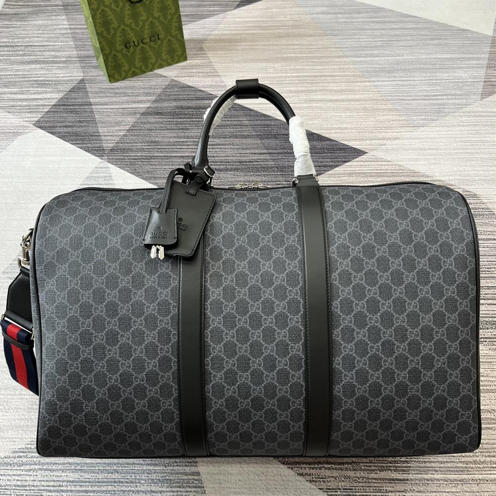 New GG travel bag with green gift bagThe classic GG Supreme canvas is known for its soft texture and stretchability making it one of the classic fa