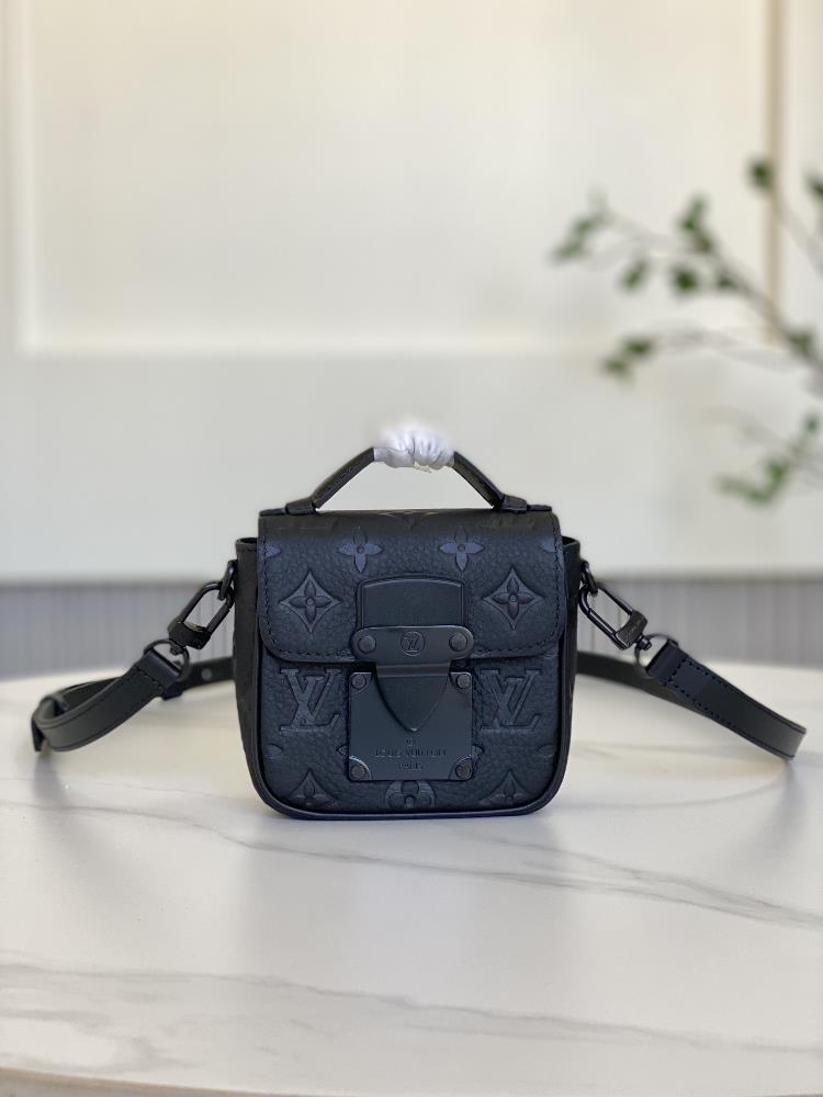 M83148 Black LeatherThis Pico SLock handbag is made of Monogram Taurillon leather which combines contemporary trends and classic style The magnetic