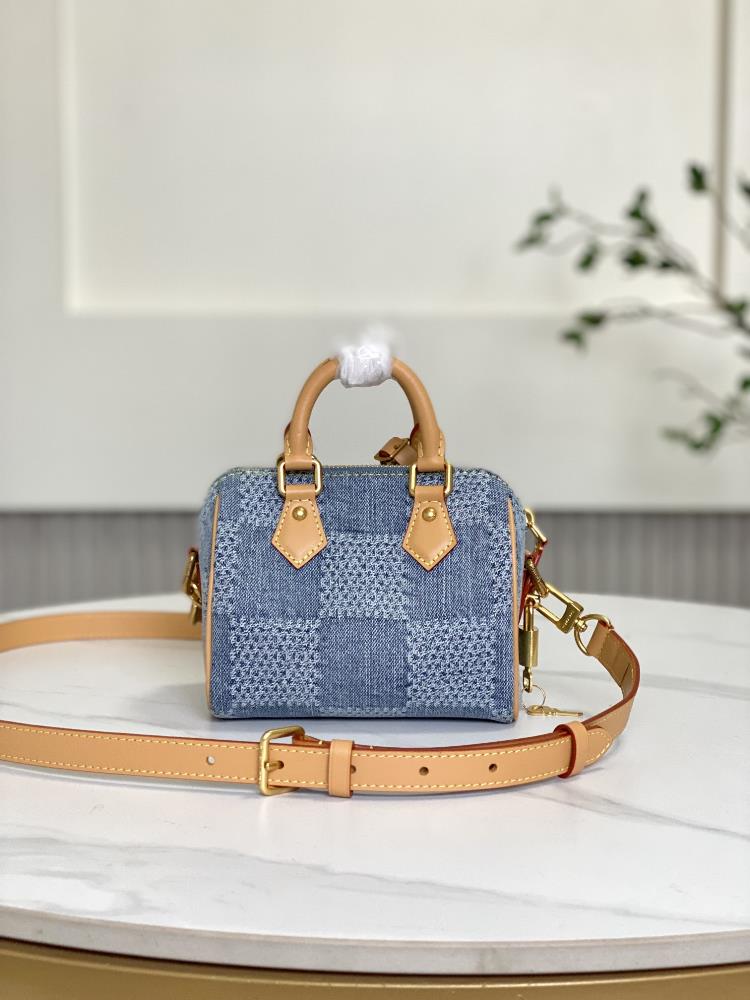 N40682 Blue GridThis Speedy 18 Bandoulire handbag is a collection of classic Speedy travel bag designs launched by the brand in 1930 featuring Damier