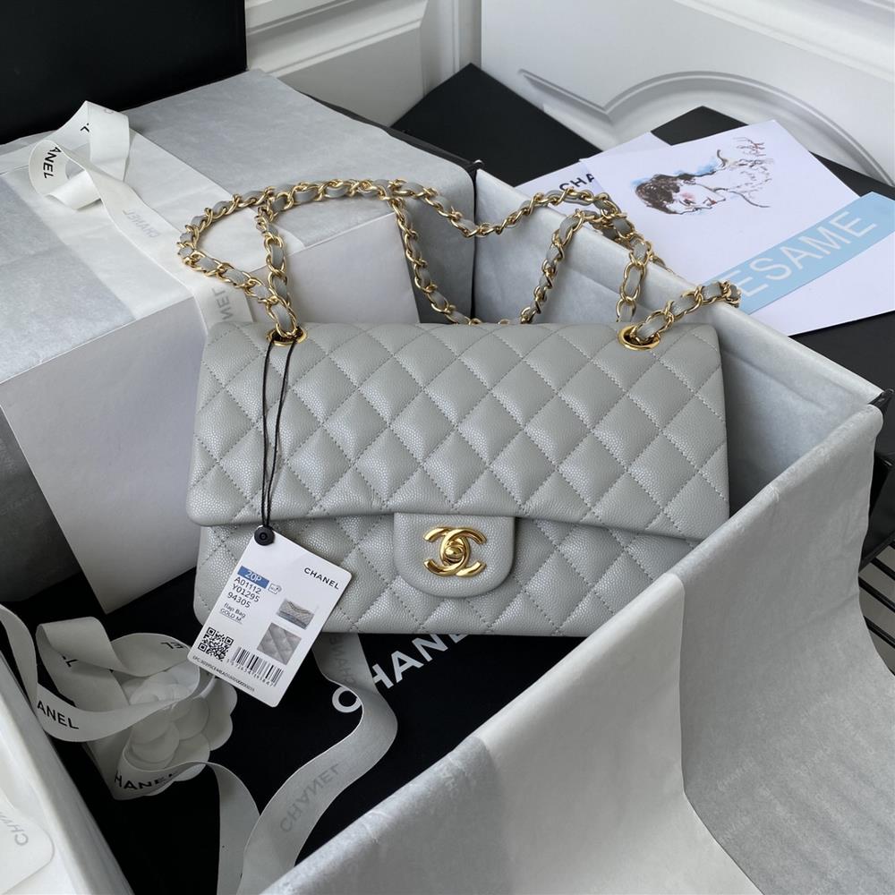 French highend custommade Chanel Classic Flap Bag A01112 caviar showcases Chanels classic elegant minimalist and exquisite style The latest ver