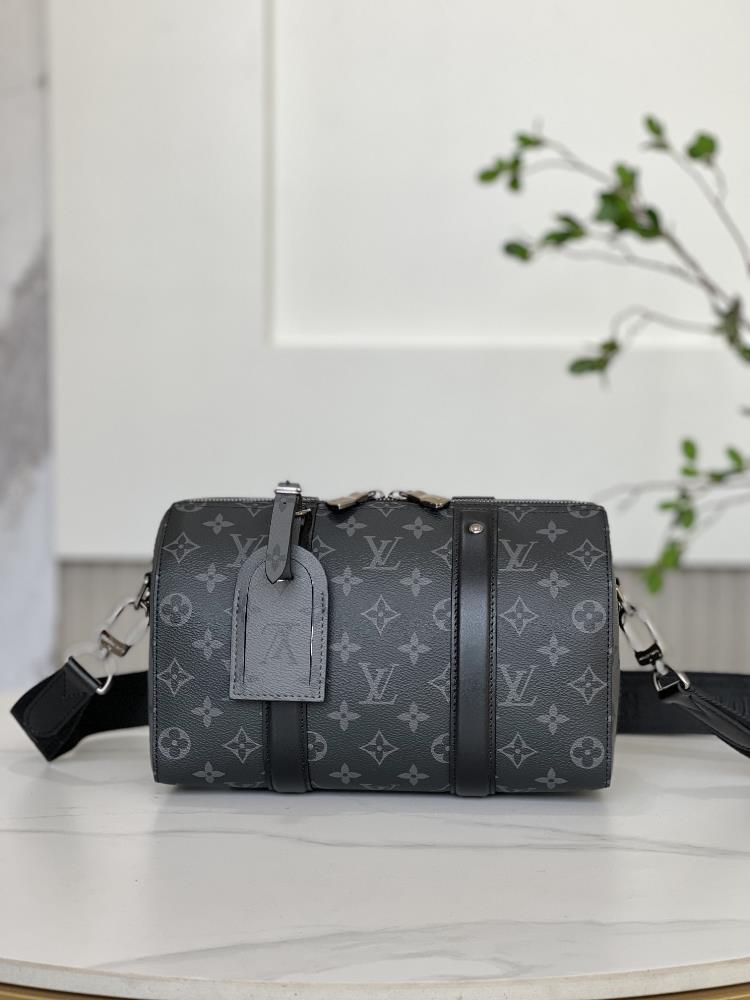 M45936 Keepall travel bag condenses classic configurations creating this trendy urban handbag The side design presents a fun flip effect with a Mono
