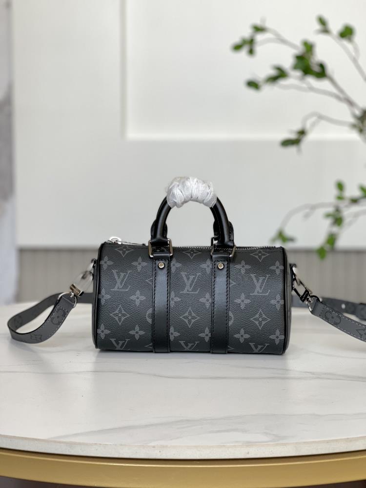 M45947   Black flower keepall xsLaunch the new Keepall XS in the Aerogram version made of black floral leather which is understated and fashionable