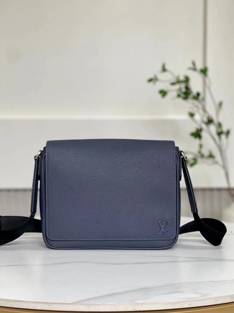 M30969 Dark BlueThis District small messenger bag is made of Taga cowhide leather and features a brand new color scheme to showcase an elegant style