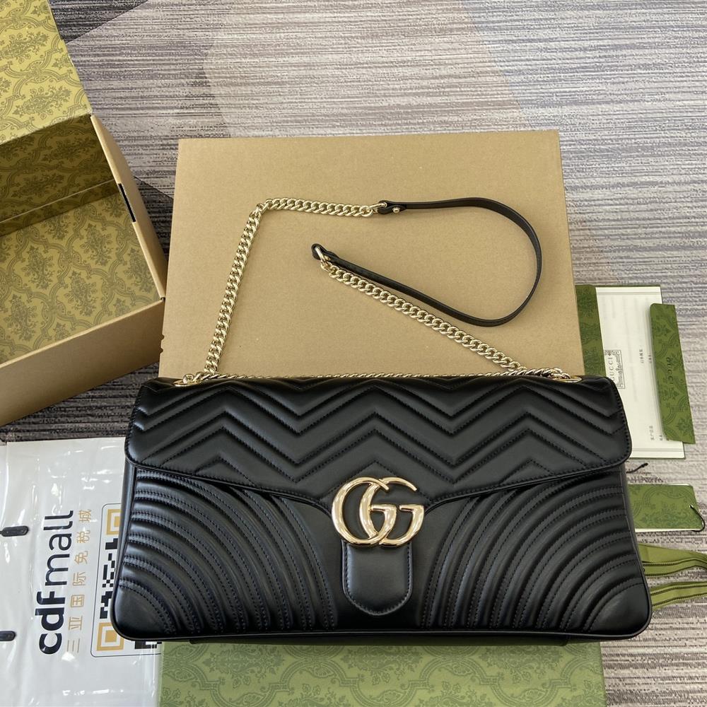 The GG Marmont series with its complete packaging highlights exquisite leather in dark tones welcoming the arrival of autumn This shoulder bag i