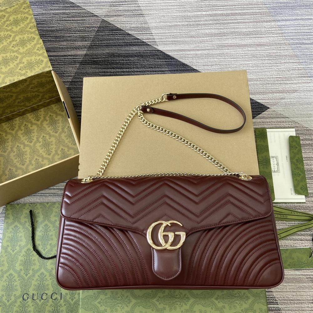 The GG Marmont series with its complete packaging highlights exquisite leather in dark tones welcoming the arrival of autumn This shoulder bag i