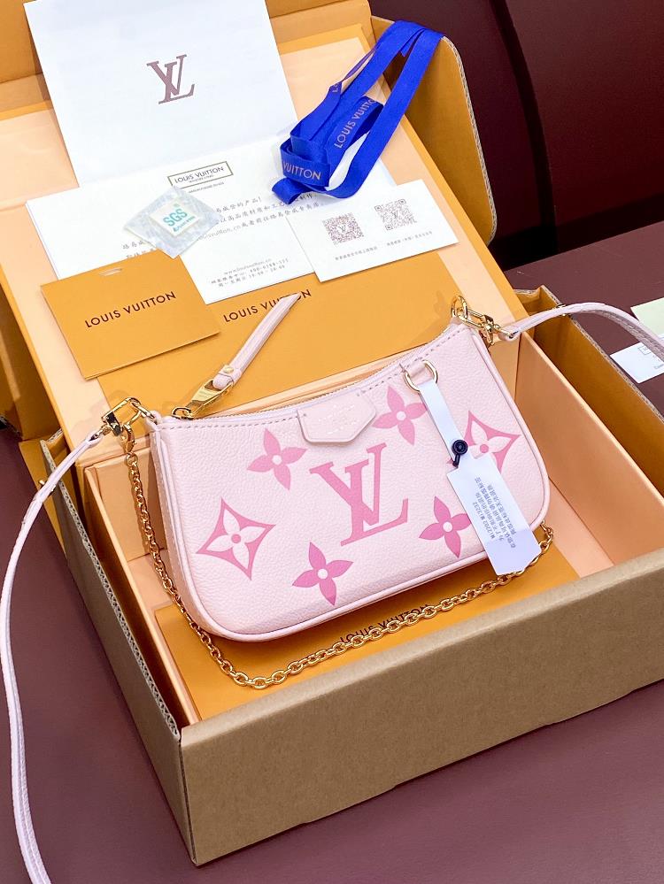 Upgraded version M81066 pink silk screen printingThe Easy Pouch On Strap handbag is made of Monogram Imprente leather featuring Monogram embossing an
