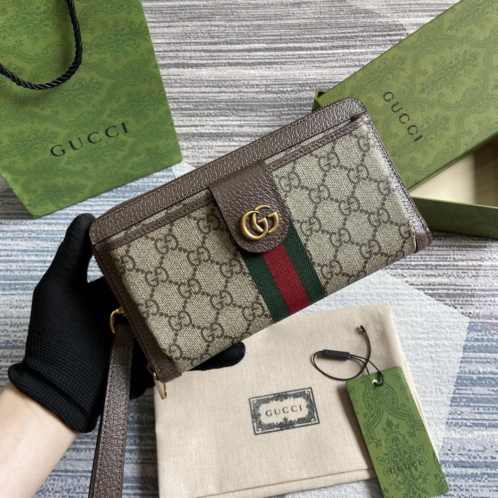 Equipped with a complete set of packaging the GG Ophidia series combines the traditional essence of Gucci with modern design presenting eyecatchi