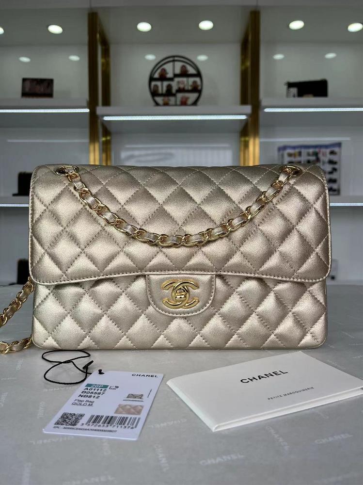 The latest in stock is selling wellA01112 CHANEL   Classic handbag flap bagMaterial Sheep leather and gold metalSize 15525