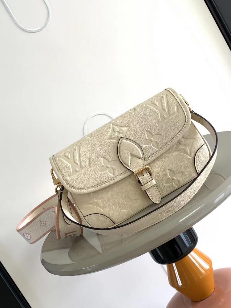 m46386  m46388This Diane handbag is made of classic Monogram Imprente embossed leather with the brand logo woven into a detachable wide jacquard shou