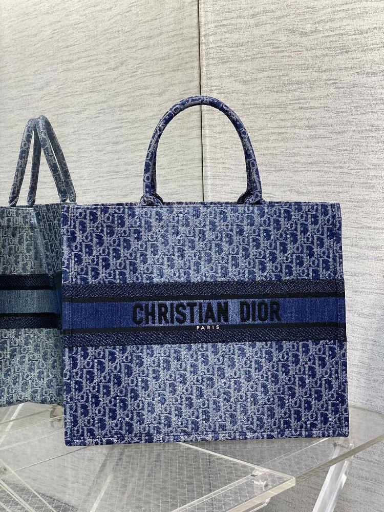 Medium spot goodsThe Tote Denim series has been planted in this bag showcasing the classic letter pattern with an irregular stone wash effect giving