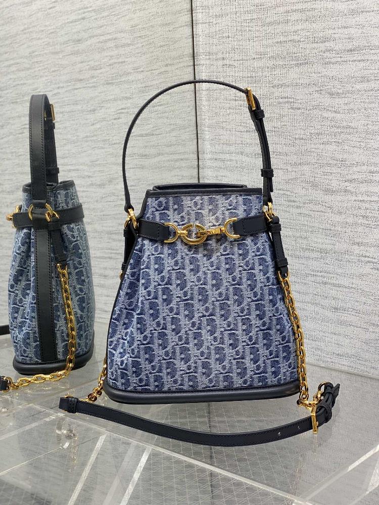 Bucket bag medium sizeThe Cest Denim series showcases a classic letter pattern with an irregular stone wash effect giving the bag a brand new style