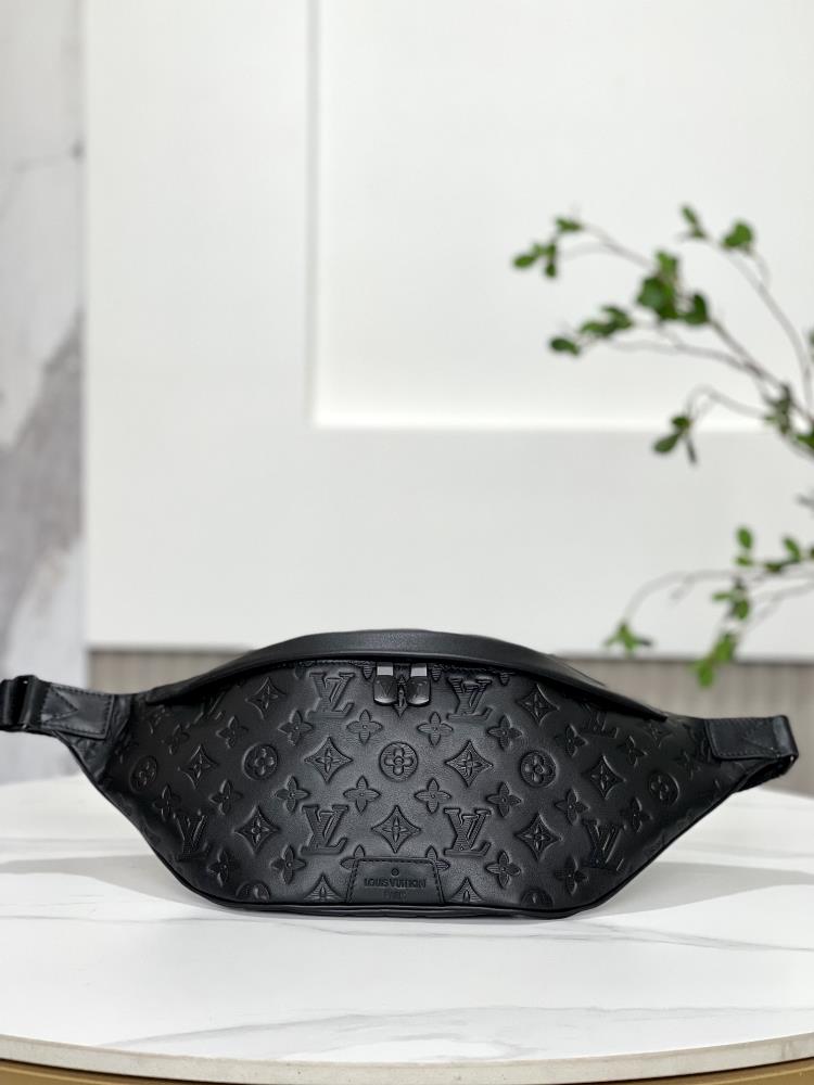 M44388 black embossedThis Discovery waist pack is made of Monogram Shadow calf leather showcasing the clever combination of Monogram print and the sa