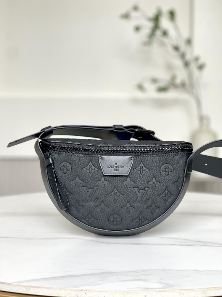 M23835 black full leatherThe new LV MOON CROSSBODY handbag from the Mens Bag Moon Bag series for autumn and winter is made of Monogram Eclipse coated