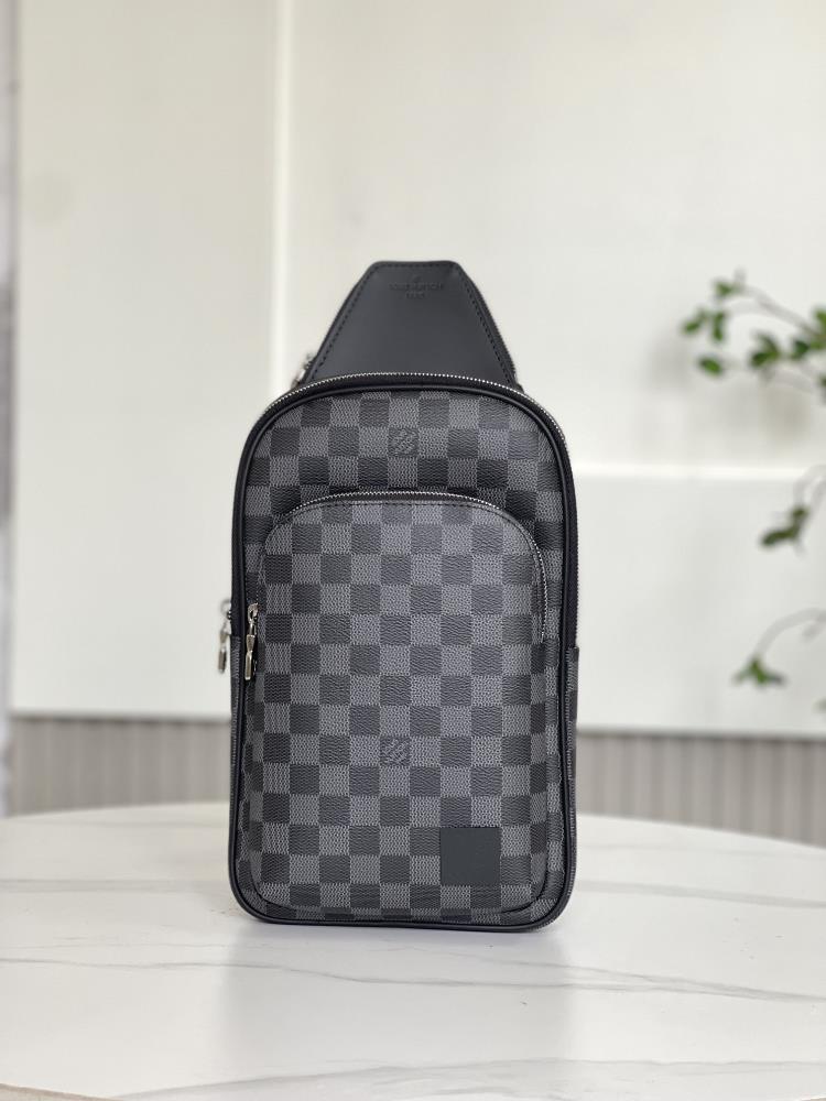 The N45302 Avenue shoulder bag is embossed with classic checkerboard patterns on the surface of Damier Infini leather which can maintain pattern clar