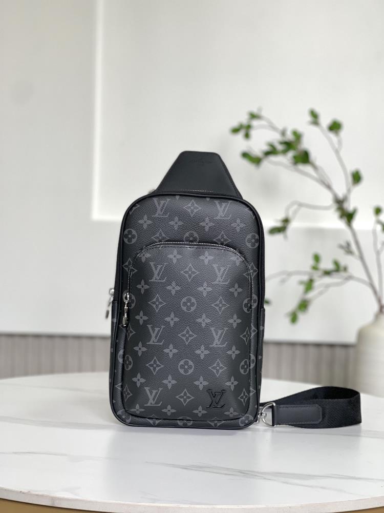M46327   This Avenue shoulder bag is embossed with classic gray checkered patterns on the surface of Damier Infini leather which can maintain pattern