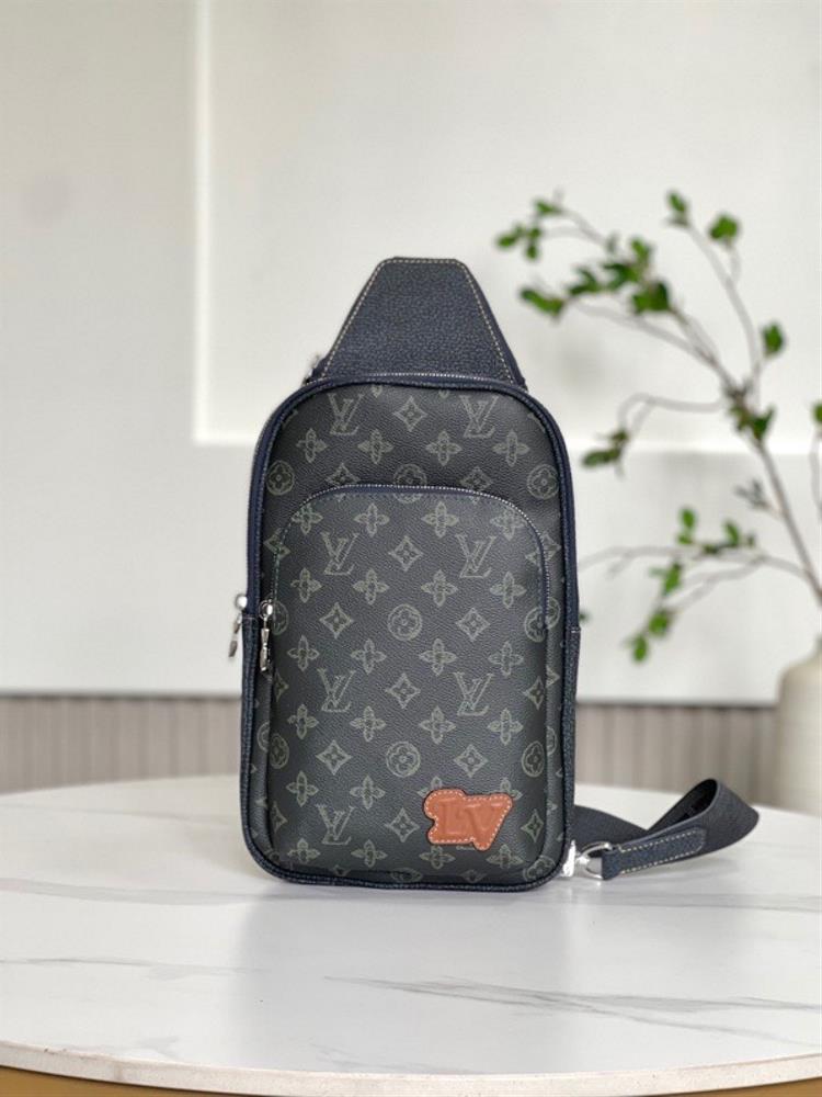M46344 New Color This Avenue shoulder bag is embossed with classic gray checkered patterns on the surface of Damier Infini leather which can maintain