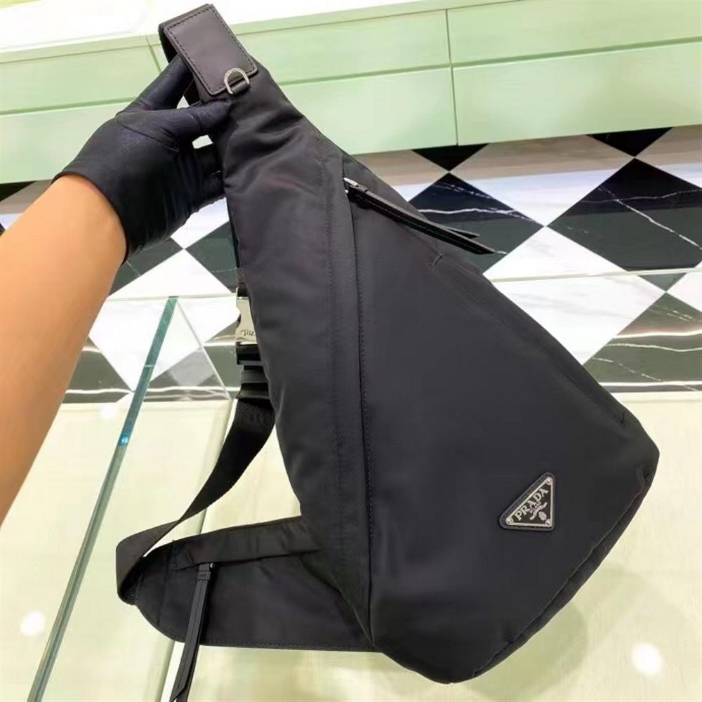 The latest popular new backpack 2VZ092Fashionable and minimalist styleTriangle enamel nameplate markingImported original waterproof parachute fabricTh