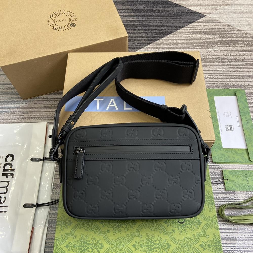 A series of mens bags made of black rubber effect leather with a full set of packaging make a shiny appearance injecting fresh vitality into daily