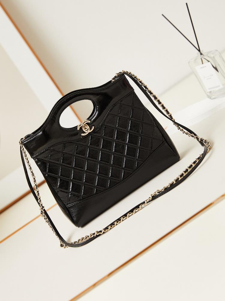 24S31bag oil wax skinMini size fashionable and versatile especially practical The shoulder strap can be carried and the handle can be lifted The f