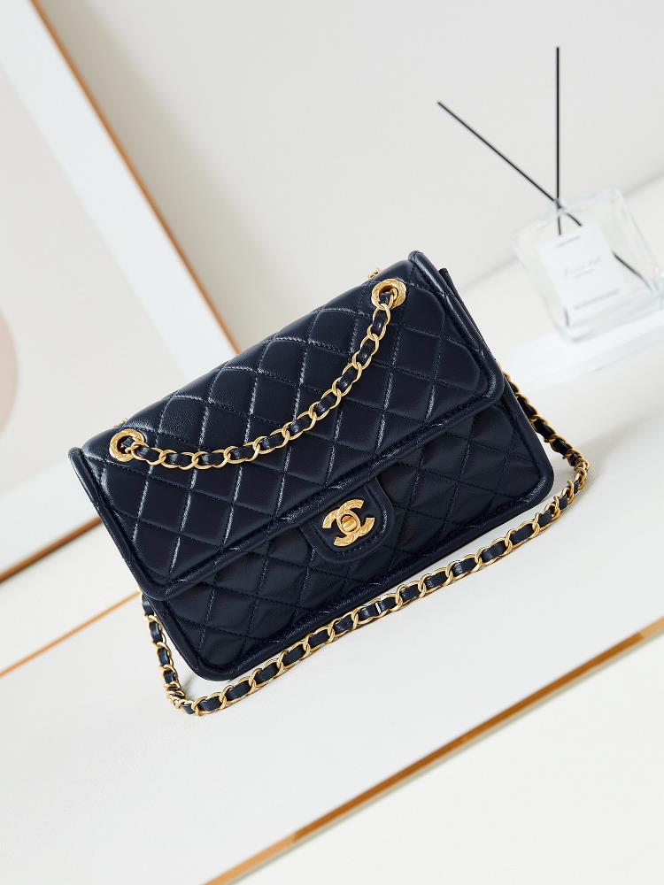 In autumn and winter the embroidered bean curd bag is a combination of resistance and beauty The highlight of this new bag is that its leather is ma
