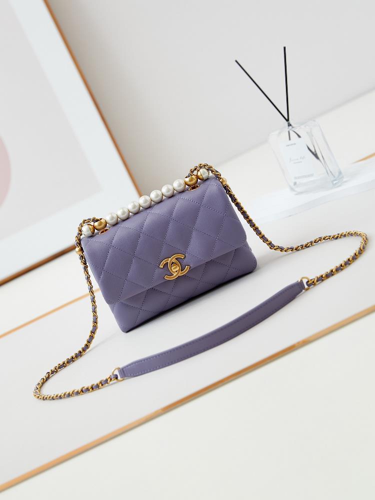 24A season pearl bags are hot in Paris with the latest season of pearl heart bagsIts really a bag that falls in love at first sight Pearl decoratio