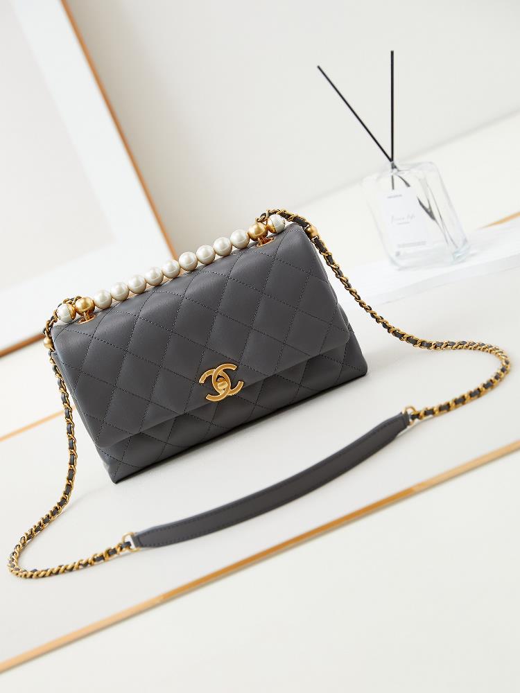 24A season pearl bags are hot in Paris with the latest season of pearl heart bagsIts really a bag that falls in love at first sight Pearl decoratio