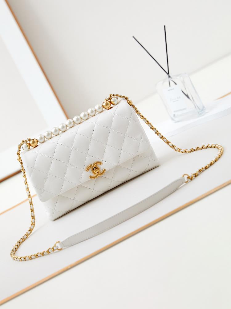 24A season pearl bags are hot in Paris with the latest season of pearl heart bagsIts really a bag that falls in love at first sight Pearl decoratio