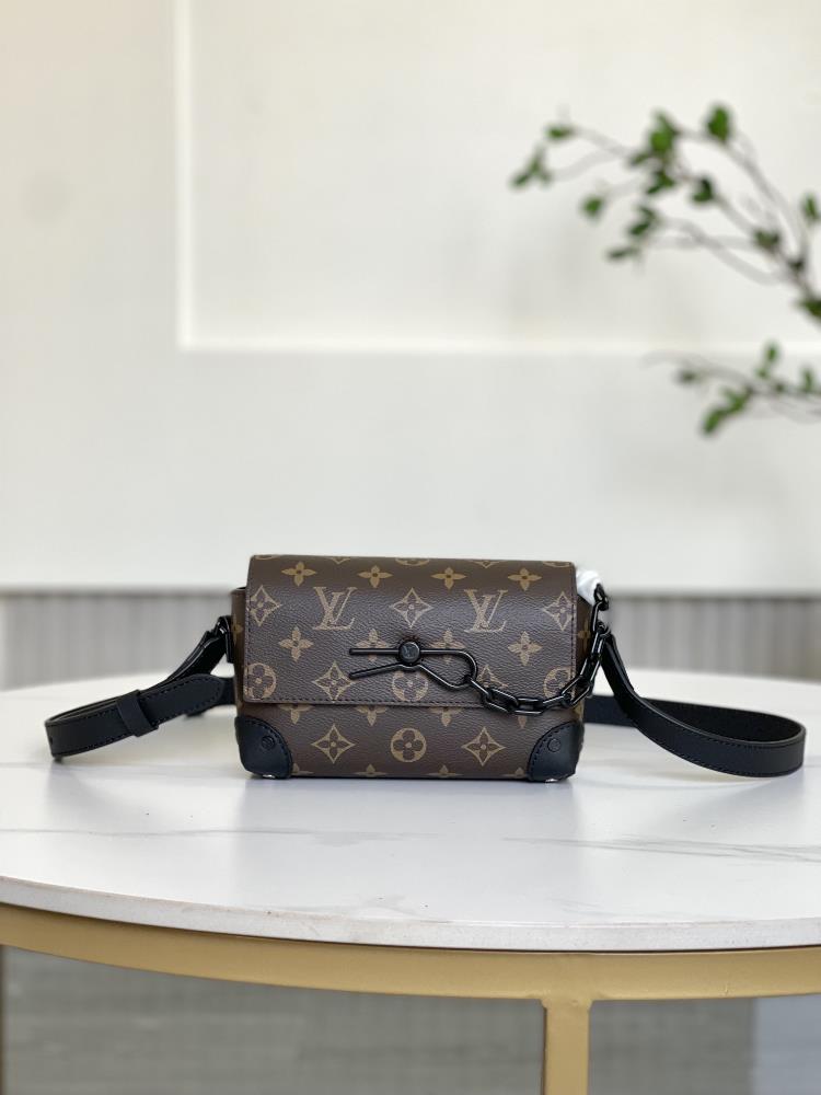 M83613 presbyopiaThis Steamer mini handbag is made of Monogram Macassar canvas and features decorative chains and pins to establish recognition Reinf