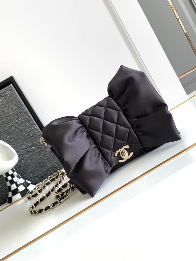 Chanel23A satin bow banquet bag mouth handcrafted workshop black satin bow banquet bag as a bow control this bag is difficult to resist Pink control
