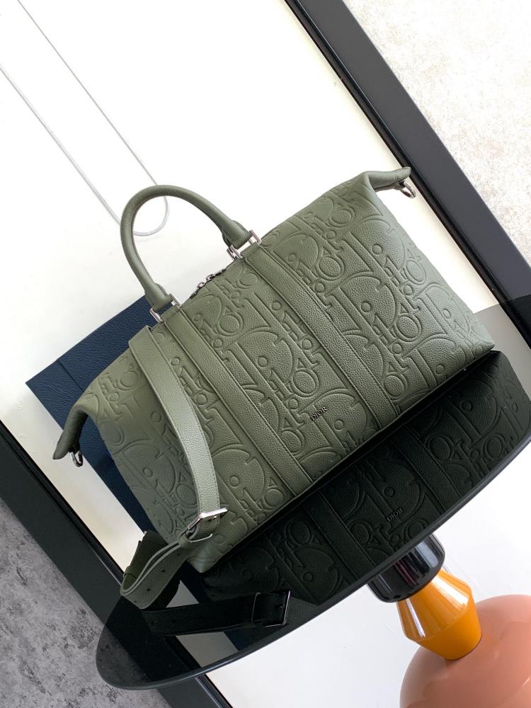 This Weekender 40 handbag features a classic and elegant design The Dior Gravity printed effect leather uses embossing technology to exquisitely pres