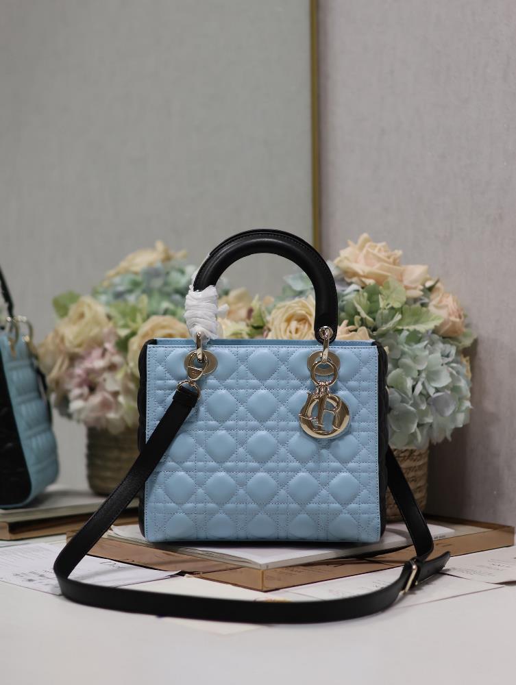 Lady Dior   Color blocking blue with blackFive grid sheepskin adjustable shoulder strapsThis handbag embodies Dio rs profound insight into elegance