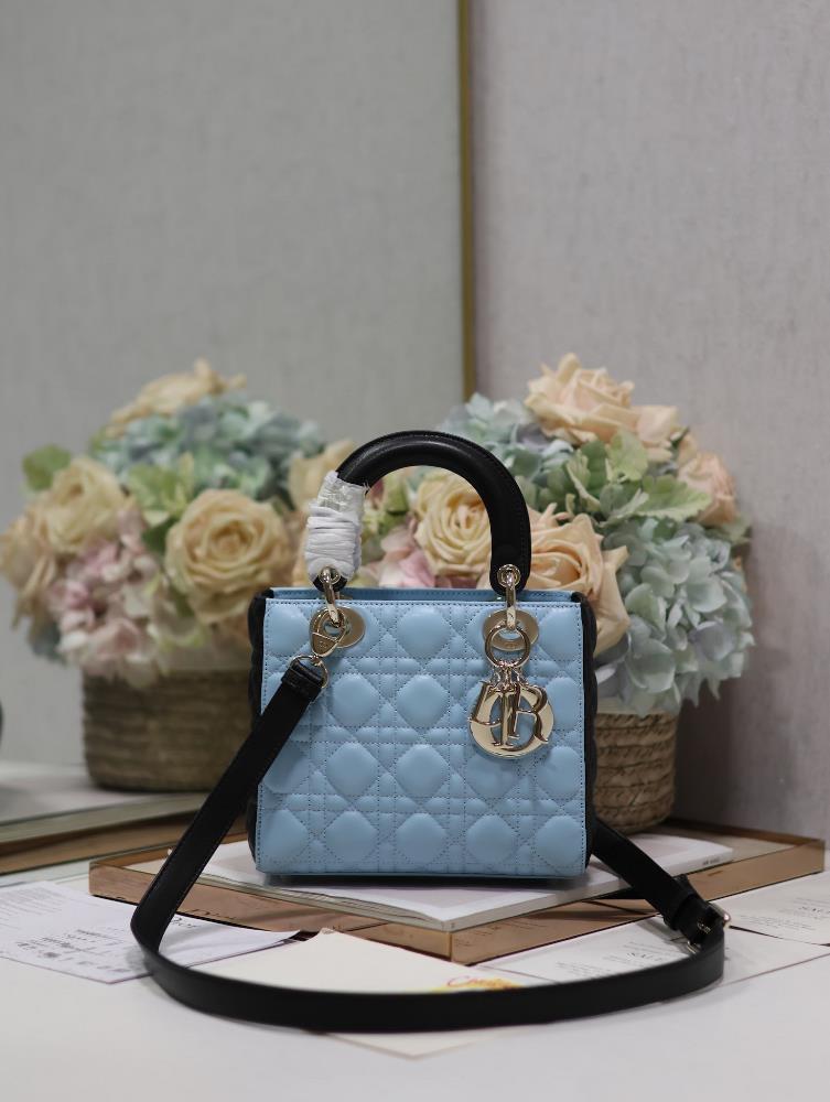 Lady Dior   Color blocking blue with blackFour grid sheepskin adjustable shoulder strapsThis handbag embodies Dio rs profound insight into elegance