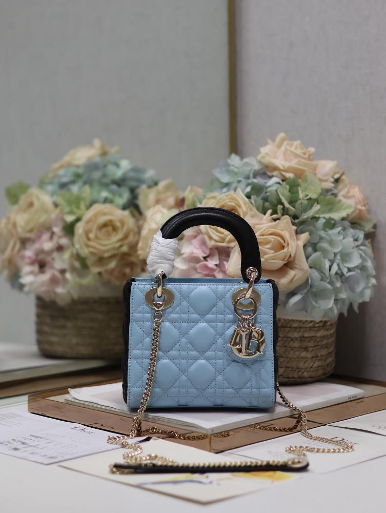 Lady Dior   Color blocking blue with blackThree grid sheepskin single chain shoulder strapThis handbag embodies Dio rs profound insight into elegan