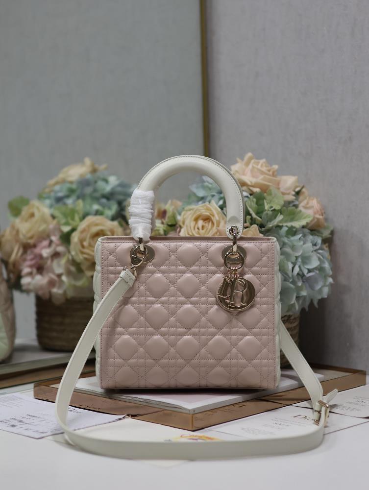 Lady Dior   Color matching powder with whiteFive grid sheepskin adjustable shoulder strapsThis handbag embodies Dio rs profound insight into elegan