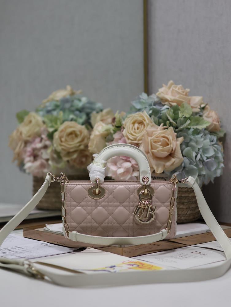 Horizontal version of Dai Fei Bao with color matching powder and white small sizeThe brand new Lady DJoy bag many people should be attracted by this