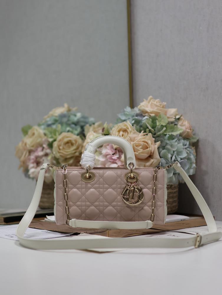 Horizontal version of Dai Fei Bao with color powder and white mediumThe brand new Lady DJoy bag many people should be attracted by this narrow editio