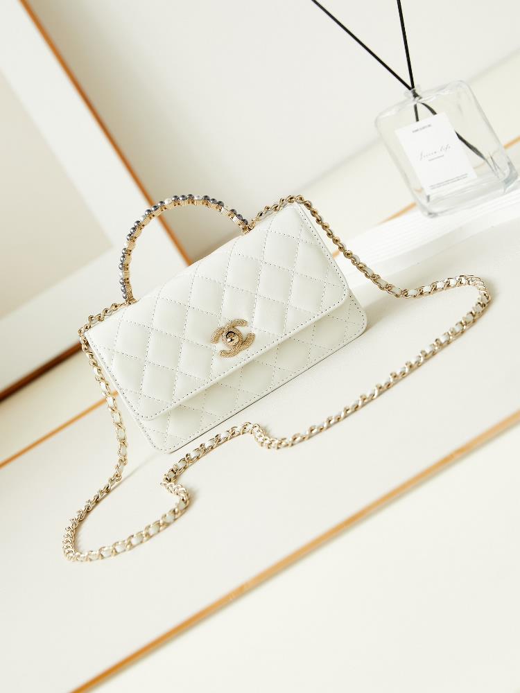 24p woc pearl handle relief double C logo with high aesthetic value full of details and exquisite oil wax leather texture It looks particularly luxu