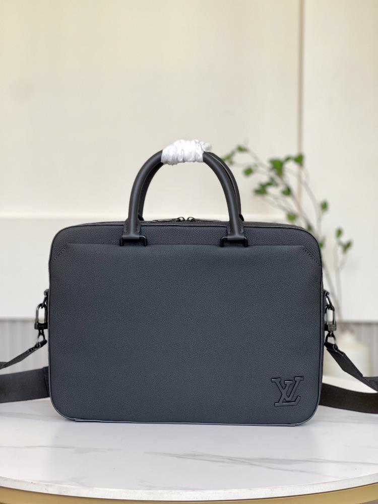 M23778 BlackThis Pilot leather briefcase combines modern design with practical functionality The inner bag and compartment are equipped with magnetic